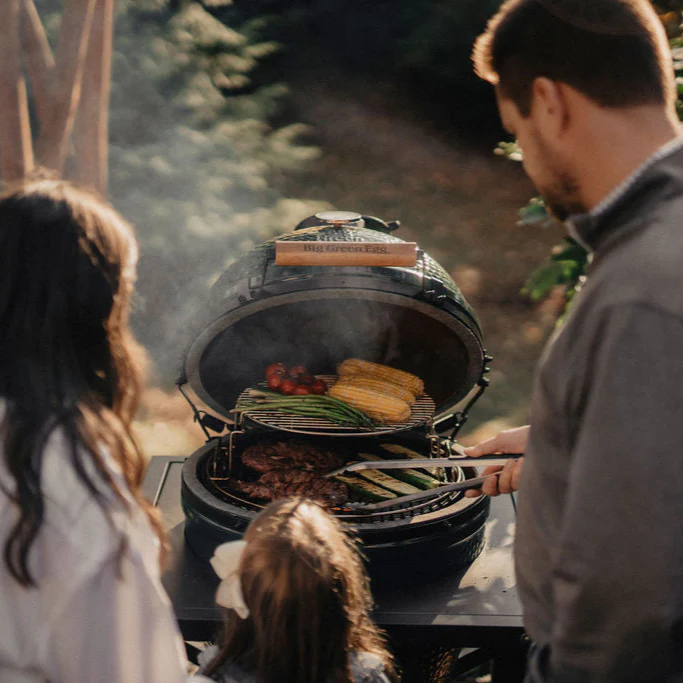 Big Green Egg ceramic kamado grill